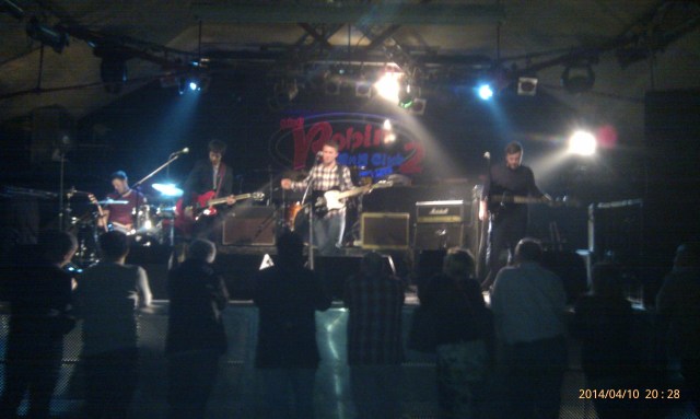 Unknown support band featuring celebrity look a likes