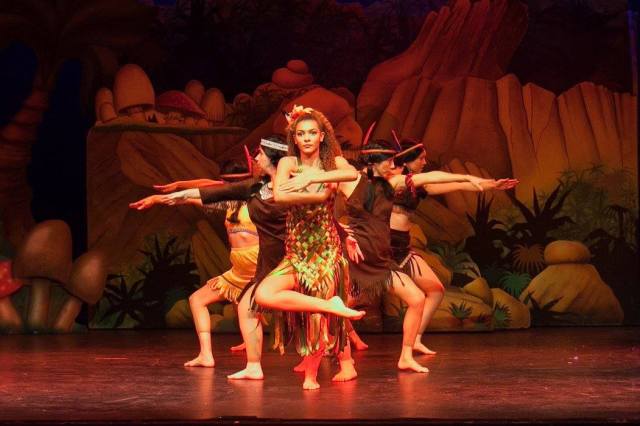 Tiger Lily struts her stuff with her Braves